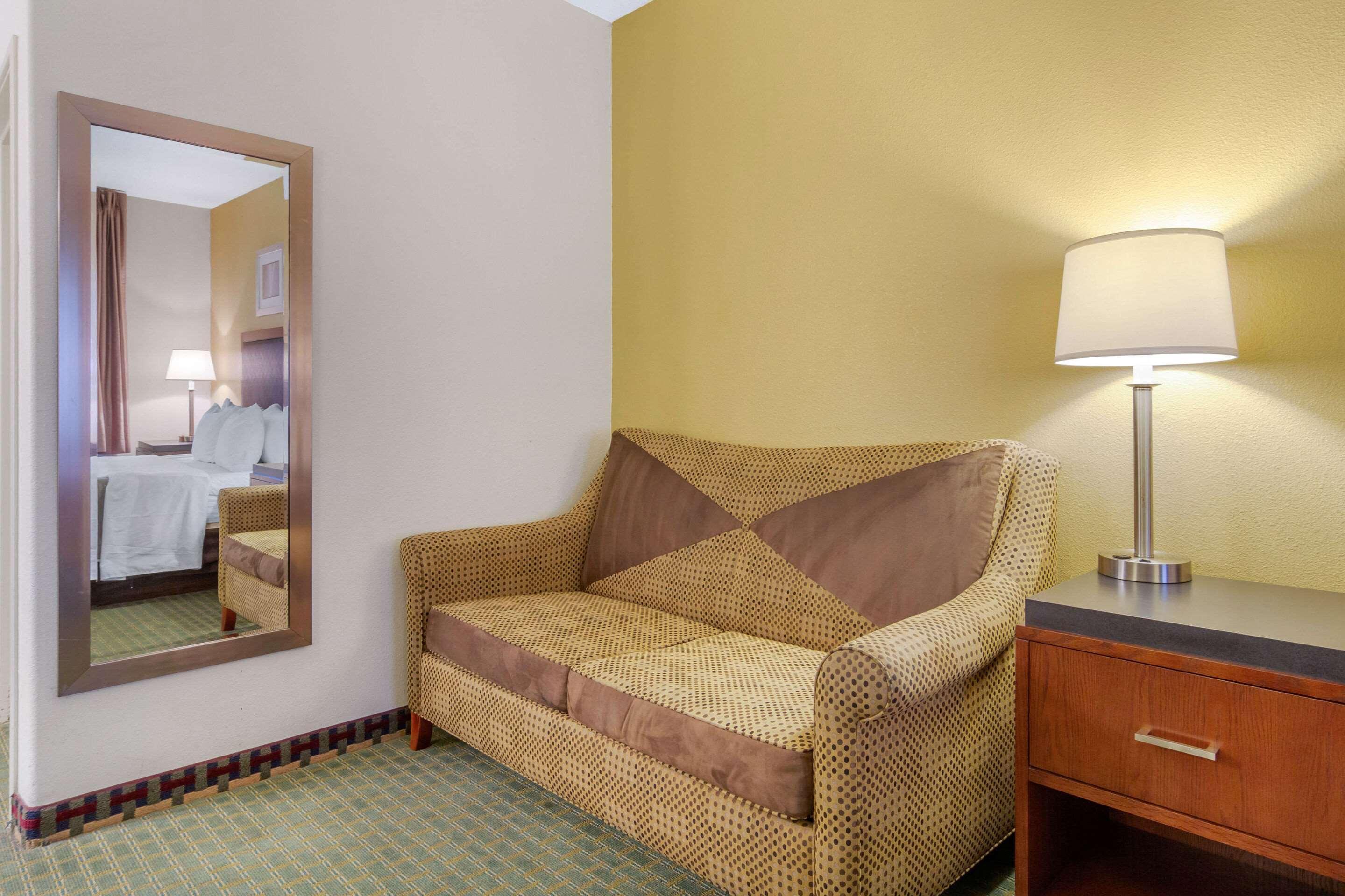 Quality Inn & Suites Lakewood - Denver Southwest Dış mekan fotoğraf