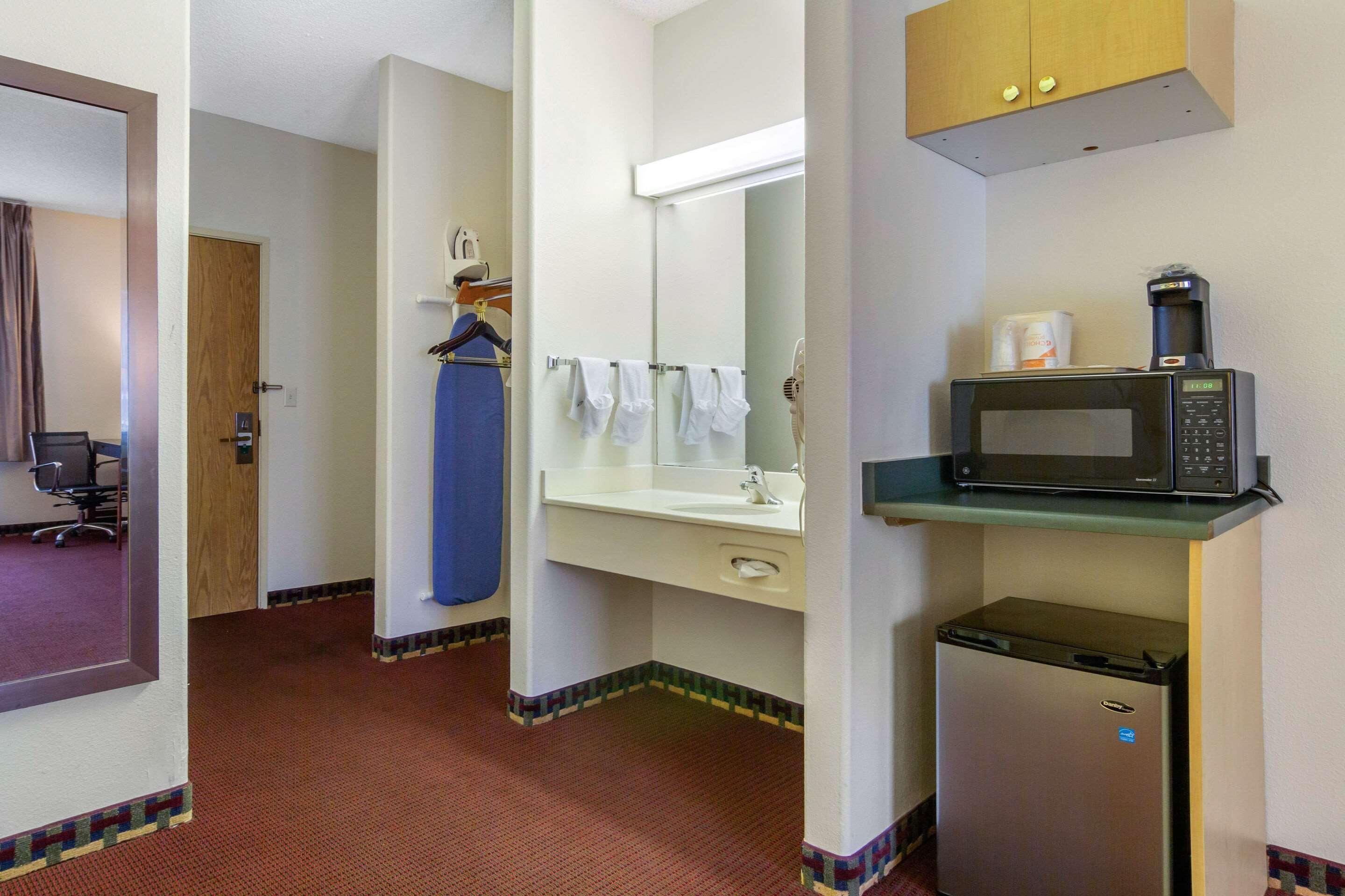 Quality Inn & Suites Lakewood - Denver Southwest Dış mekan fotoğraf